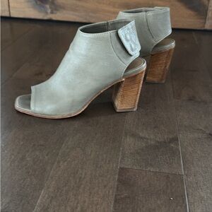 Elegant Grey/Green Peep-Toe Sandals